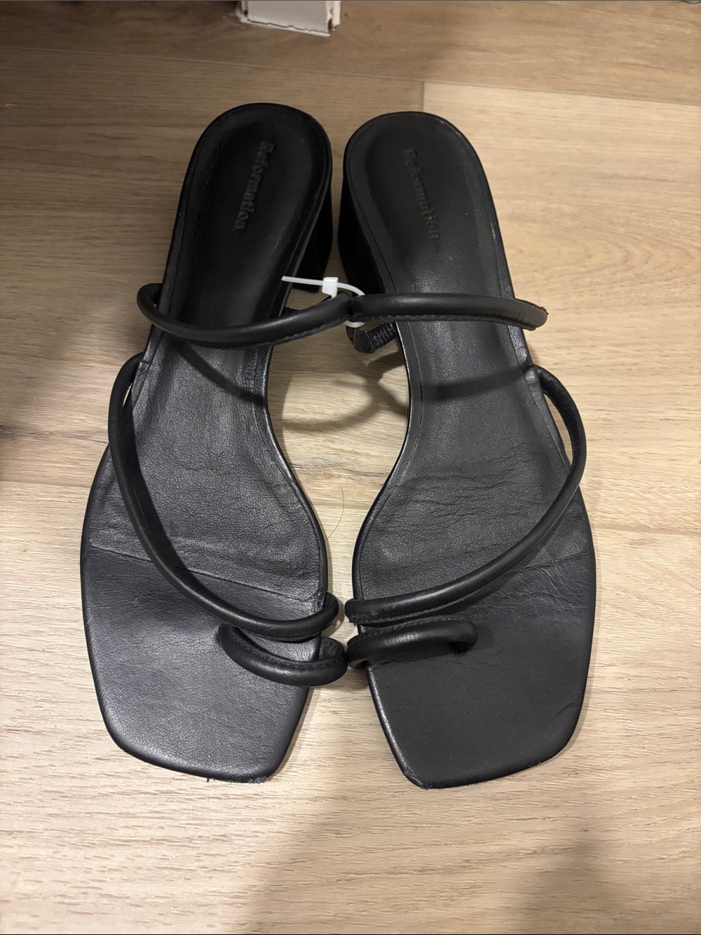 Reformation Meena toe ring block heel